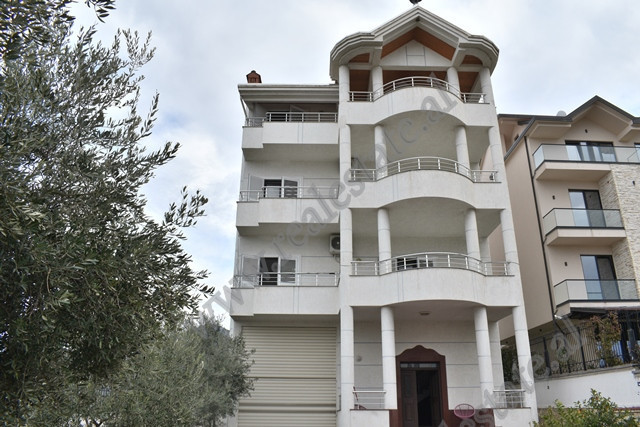 Vile 4 kateshe me qera ne rrugen Pjeter Budi ne Tirane.

Ndodhet ne nje zone te qete te qytetit ku